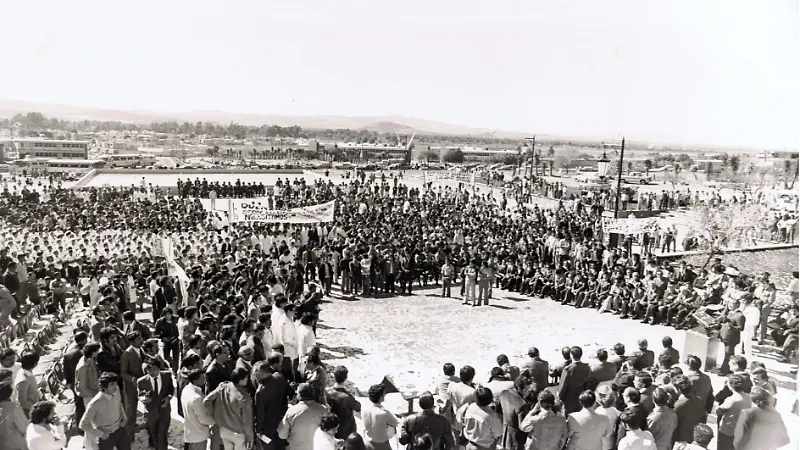 La explanada de Rectoría durante el acto oficial de apertura del Centro Universitario, el 8 de diciembre de 1973